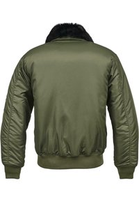 Alyvuogių žalia bombonešio striukė su juodu dirbtiniu kailiu ant apykaklės, ribuotomis rankogaliais ir apačia, glotniu, blizgiu paviršiumi. Turi paminkštintą struktūrą šilumai palaikyti.