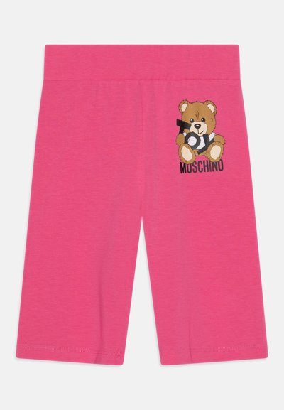 Rožu kokvilnas šorti ar lāča grafiku, kas valkā saulesbrilles, un melnu tekstu "Toy Moschino". Gluda tekstūra un elastīga josta.