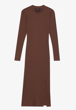 Robe marron à manches longues côtelée, avec encolure ras du cou et une fente sur le côté pour le détail. Fabriquée en tissu extensible, offrant une silhouette ajustée.