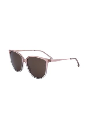 Occhiali da sole con montatura trasparente rosa chiaro, lenti scure e stanghette sottili inclinate verso destra su sfondo bianco.