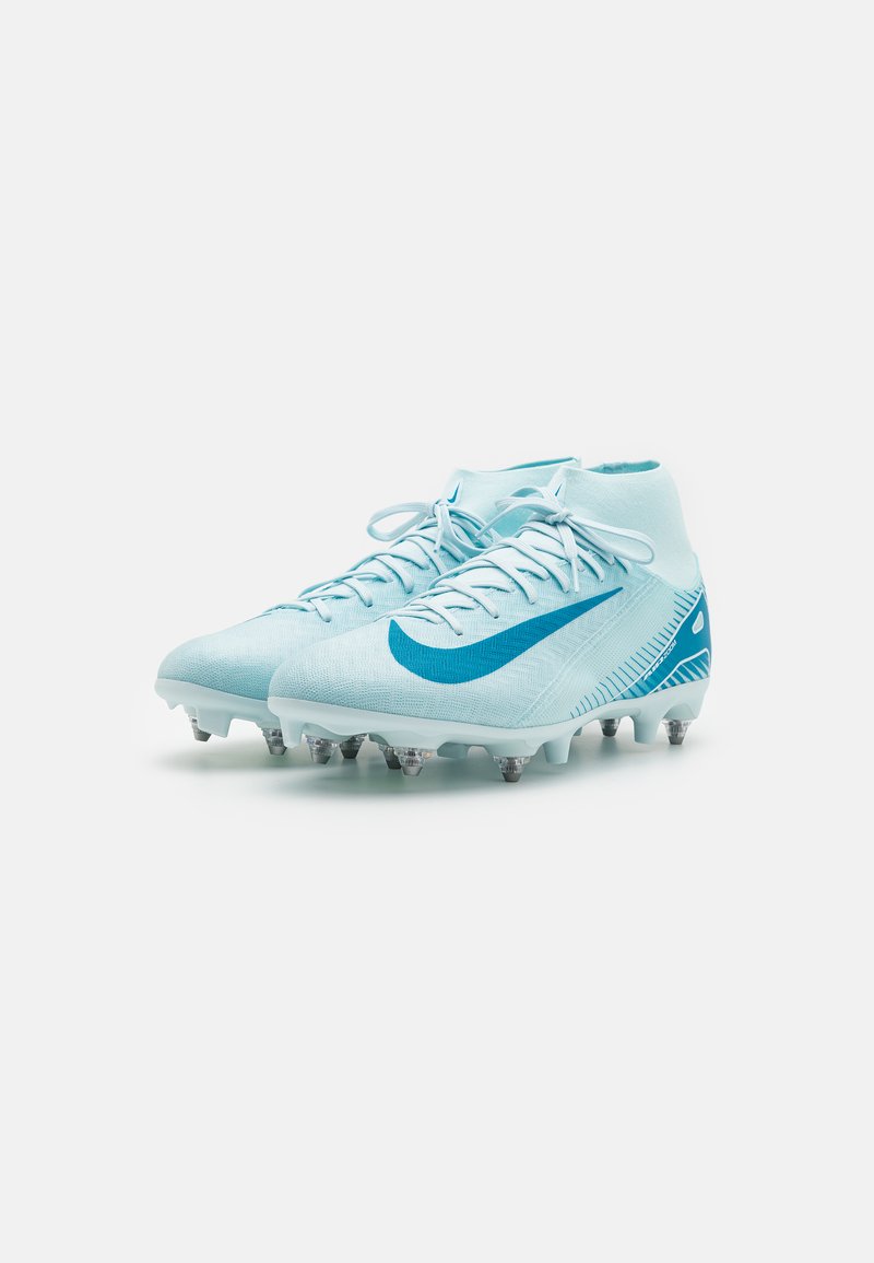 Scarpini da calcio azzurri con tomaia texturizzata, design alto e un logo swoosh blu scuro. Presentano numerosi tacchetti in metallo sulla suola.