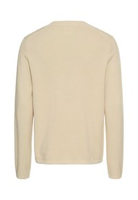 Lichtbeige sweater met lange mouwen, ronde hals, een gestructureerd breipatroon en geribde manchetten. Eenvoudig, casual ontwerp zonder zichtbare logo's.