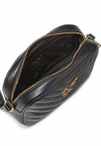 Schwarze Leder-Crossbody-Tasche mit einem gesteppten Design, goldfarbene Hardware-Akzente und einem Reißverschluss. Das Innere ist mit einem Stofffutter mit Logo-Muster ausgestattet.