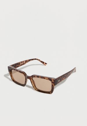 Lunettes de soleil rectangulaires en écaille de tortue marron avec des montures épaisses et des verres légèrement teintés sur une surface blanche.