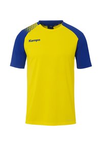 Gul sportstrøje med blå ærmer, med geometriske accenter på skulderen, lavet af letvægtigt stof. Logoet vises fremtrædende.