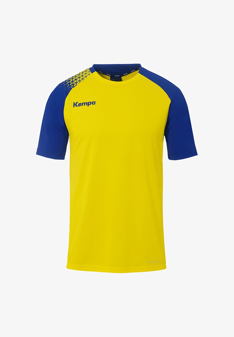 Gul sportstrøje med blå ærmer, med geometriske accenter på skulderen, lavet af letvægtigt stof. Logoet vises fremtrædende.