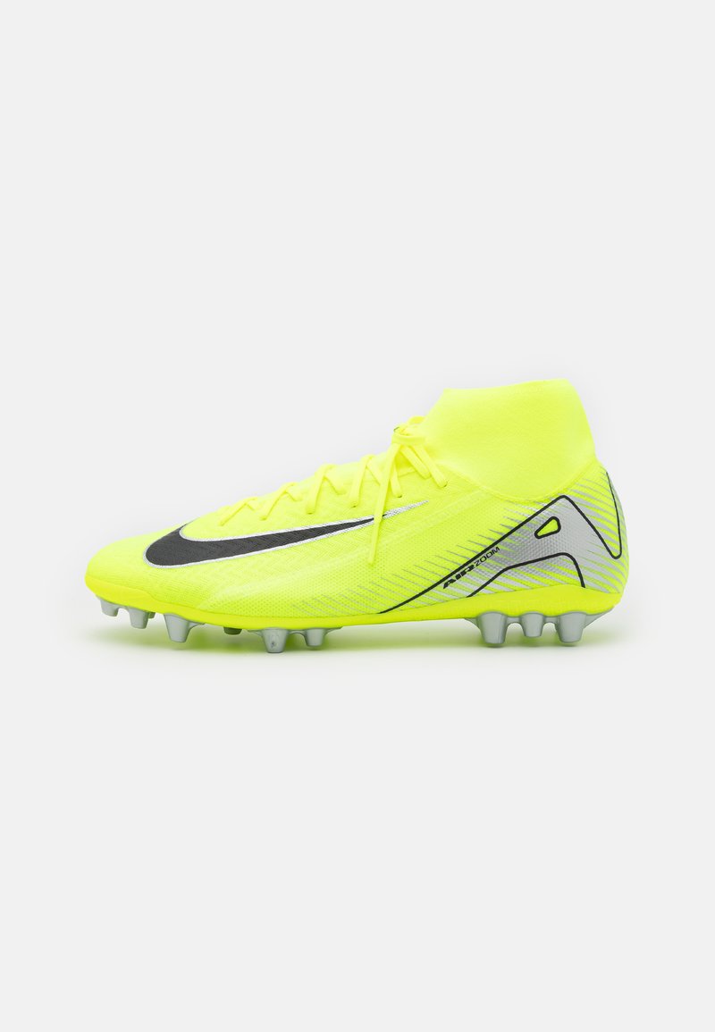 Crampons de football jaune néon avec un col de cheville ajusté, dessus texturé, swoosh noir et accents argentés. Équipés de plusieurs crampons coniques pour une traction optimale.