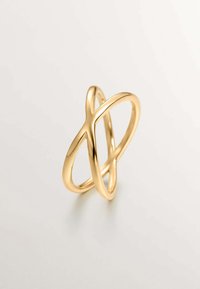 Anillo de oro con bandas entrelazadas, con una superficie lisa y brillante. El diseño tiene una estética minimalista sin acentos adicionales.