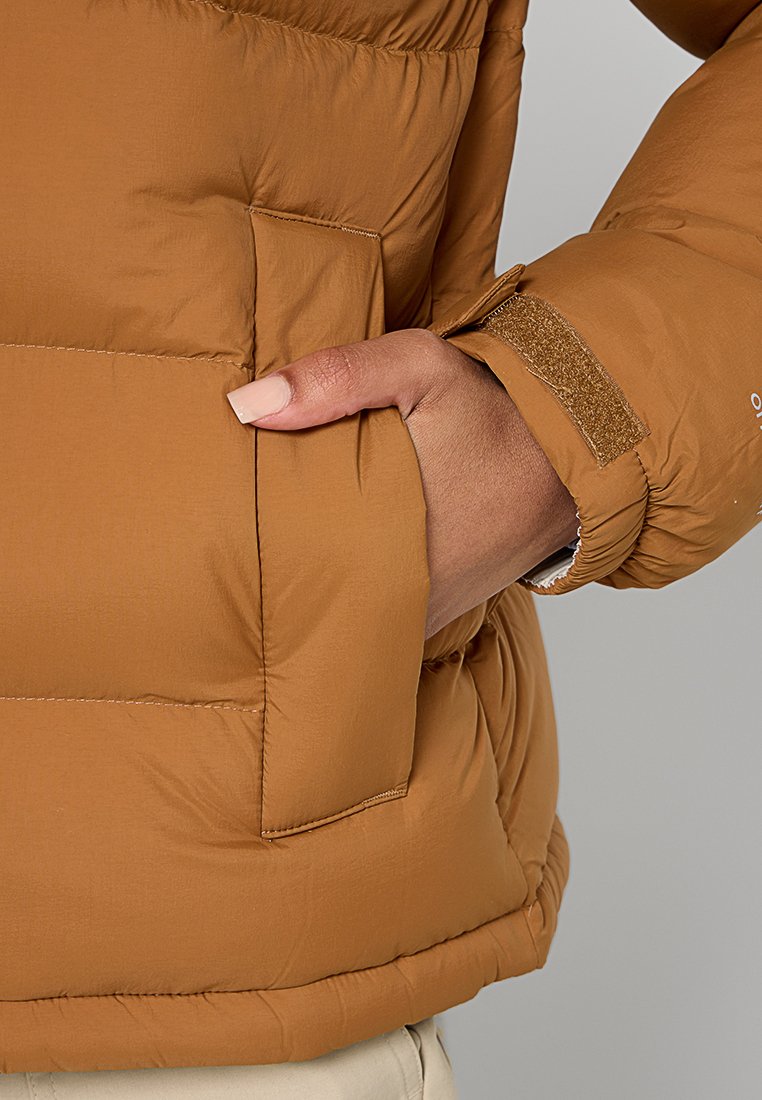 Brązowa kurtka puchowa o pikowanej strukturze, z zamkniętą kieszenią z suwakiem i zapięciem na rzepy na mankietach. Gładki nylonowy materiał z ciepłym wypełnieniem.