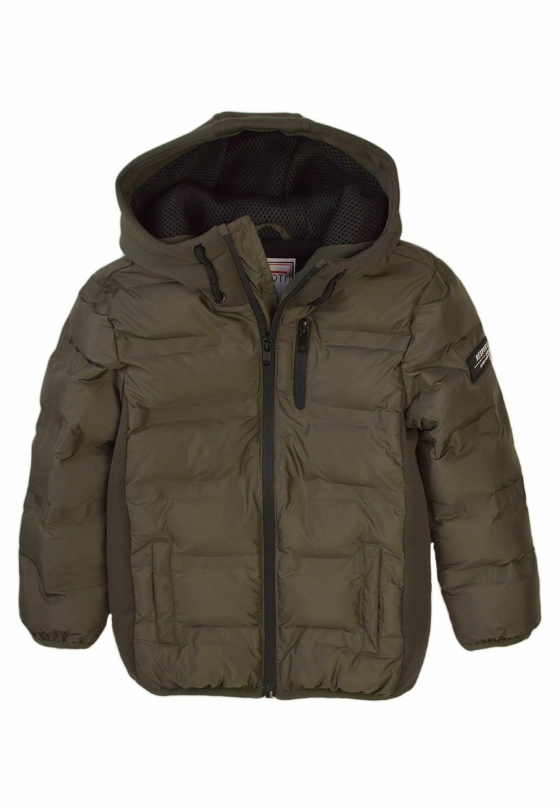 Veste matelassée pour enfant de couleur vert olive avec capuche, fermeture éclair frontale, poche zippée sur la poitrine et poches latérales, avec un patch logo sur la manche gauche.