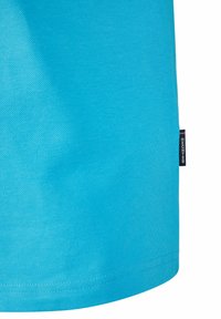 Turquoise katoenen T-shirt met een gladde textuur, een ronde halslijn en een zijlabel met de merknaam "HECHTER."