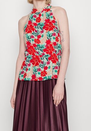 Krémový květinový top na zavazování s červenými a zelenými vzory, s nařaseným pasem a peplum designem, v kombinaci s burgundskou skládací sukní.