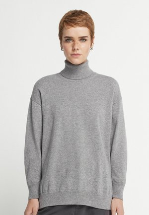 Grå polotröja i mjukt tyg. Har en avslappnad passform, ribbad krage och ärmslut. Enkel design utan mönster eller framträdande detaljer.