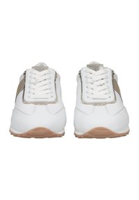 Weiße Sportschuhe mit einem strukturierten beigen Akzent an den Seiten. Zu den Merkmalen gehören runde Schnürsenkel, eine gepolsterte Zunge und eine Gummisohle mit Profil.