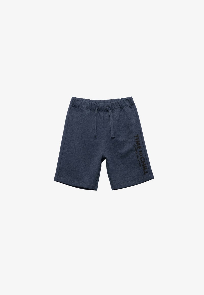 Donkerblauwe shorts van zachte stof, met een elastische tailleband met trekkoord en de tekst "TIME TO CHILL" in het zwart aan de zijkant.