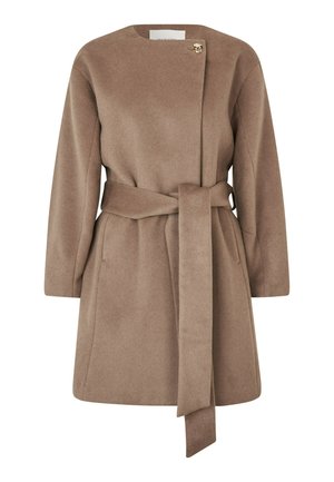 Cappotto marrone con cintura, realizzato in feltro morbido, caratterizzato da un colletto rotondo, due tasche laterali e una spilla decorativa dorata sulla spalla.