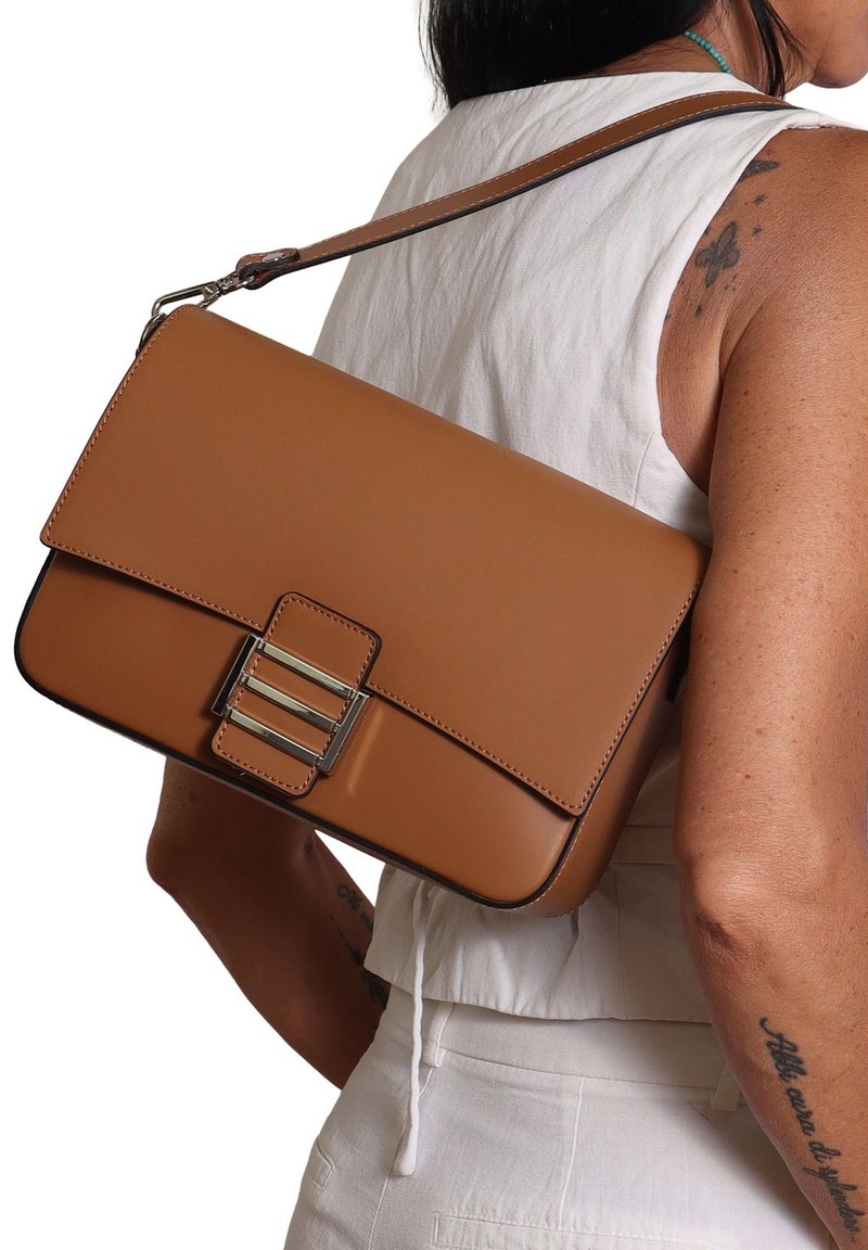 Borsa a spalla in pelle marrone con forma rettangolare, chiusura a pattina e dettaglio con doppia fibbia in argento. Texture liscia con cuciture a contrasto.