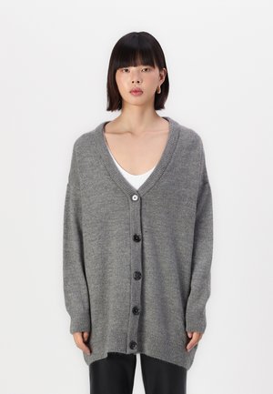 Grå strikket cardigan med V-hals, frontknapper og ribbestrikket kant. Har avslappet passform og lange ermer, laget av myk ullblanding.