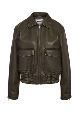 Oliven grøn faux læderjakke med frontlynlås, to brystlommer, elastisk talje og syninger. Glat tekstur, afslappet design.