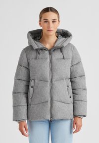 Grau gepolsterte Jacke mit strukturiertem Strickmuster, Reißverschluss, Kapuze mit Kordelzug und zwei Fronttaschen. Leicht lockere Passform.