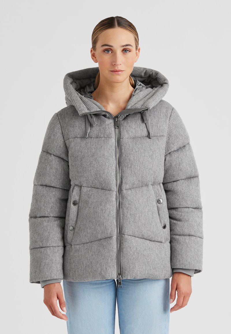 Grau gepolsterte Jacke mit strukturiertem Strickmuster, Reißverschluss, Kapuze mit Kordelzug und zwei Fronttaschen. Leicht lockere Passform.