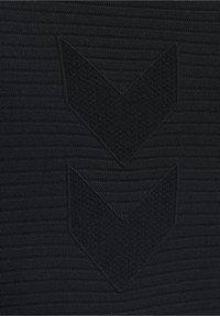 Czarna dzianina z dwoma uniesionymi, teksturowanymi wzorami w kształcie odwróconych chevronów, ułożonymi pionowo jedna na drugiej.