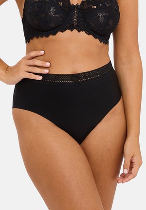 Un bralette en dentelle noire avec un bord festonné et des bonnets structurés, associé à un slip noir taille haute avec une ceinture ornée de dentelle.