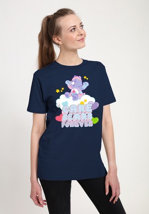 T-shirt bleu marine avec un ours en dessin animé sur des nuages, accompagné du texte "CARE BEARS FOREVER" dans des couleurs pastel, agrémenté d'étoiles et de cœurs.
