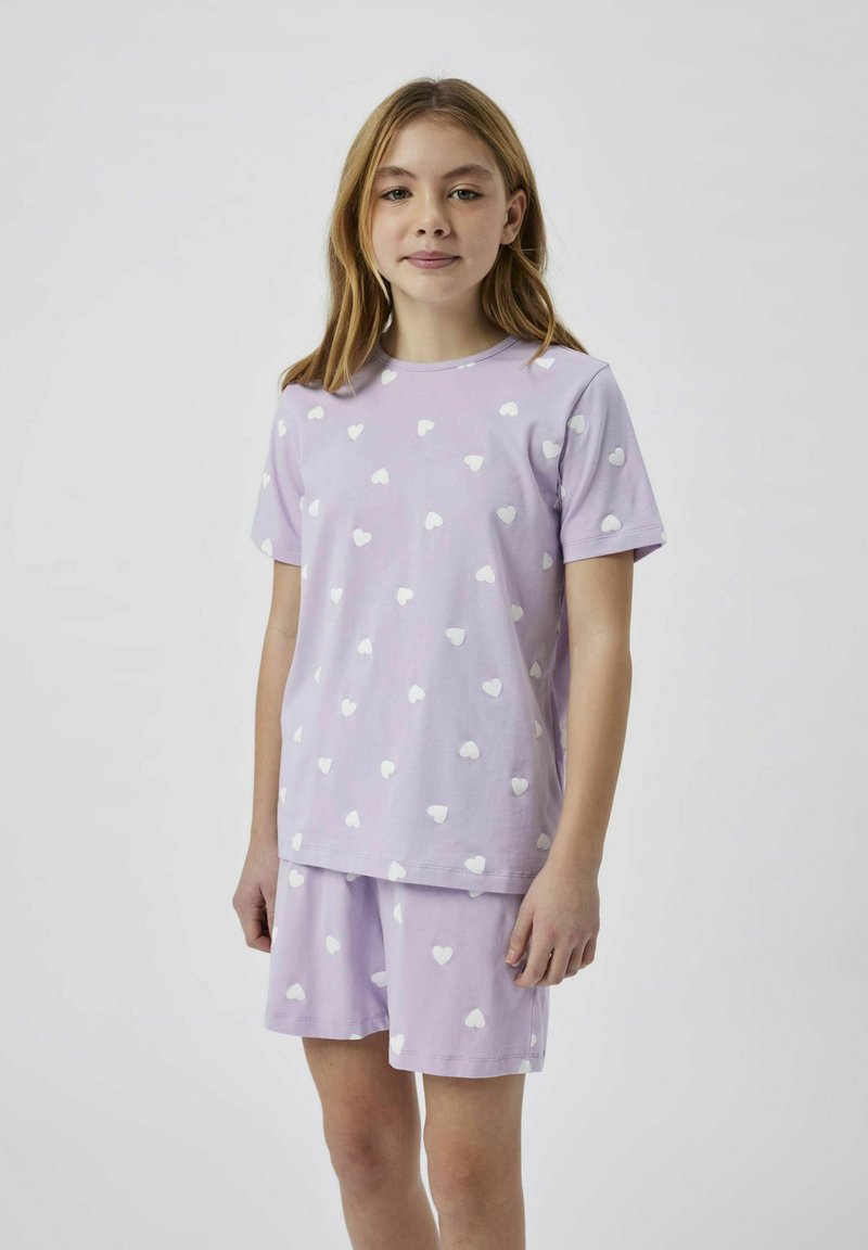 Ensemble de pyjama en coton violet comprenant un haut à manches courtes et un short, décoré de motifs de cœurs blancs, avec une texture douce et une coupe décontractée.