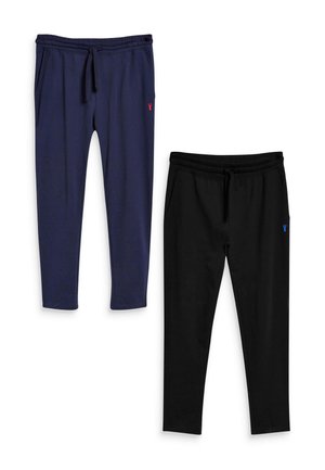 Dva para suženih trenirki s vezicama za stezanje, jedan tamnoplavi s crvenim logotipom, drugi crni s plavim logotipom, položeni ravno na bijeloj podlozi.