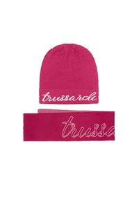 Roze gebreide beanie en bijpassende oorwarmer met het "trussardi" logo in witte borduursel. Zachte textuur, stevige pasvorm en eenvoudig ontwerp.