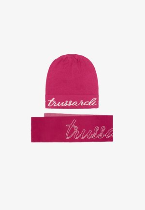 Różowa dzianinowa czapka i dopasowane opaski na uszy z haftowanym białym logo "trussardi". Miękka tekstura, dopasowane wnętrze i prosty design.