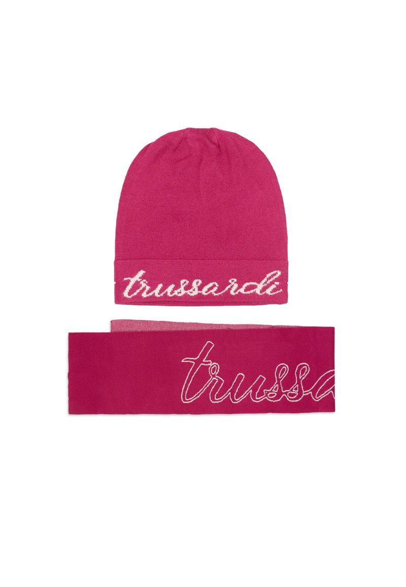 Roze gebreide beanie en bijpassende oorwarmer met het "trussardi" logo in witte borduursel. Zachte textuur, stevige pasvorm en eenvoudig ontwerp.