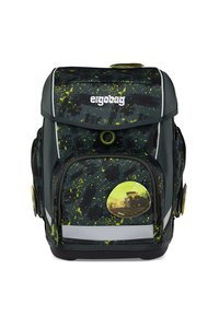 Sac à dos vert avec un motif de taches jaunes, accents réfléchissants, et un patch graphique de tracteur à l'avant. Comprend plusieurs compartiments et fermetures éclair.