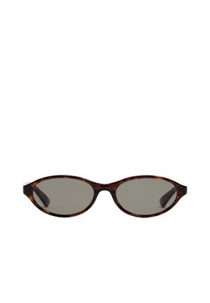 Gafas de sol ovaladas de carey con lentes tintadas oscuras y montura delgada, mostradas sobre un fondo blanco.