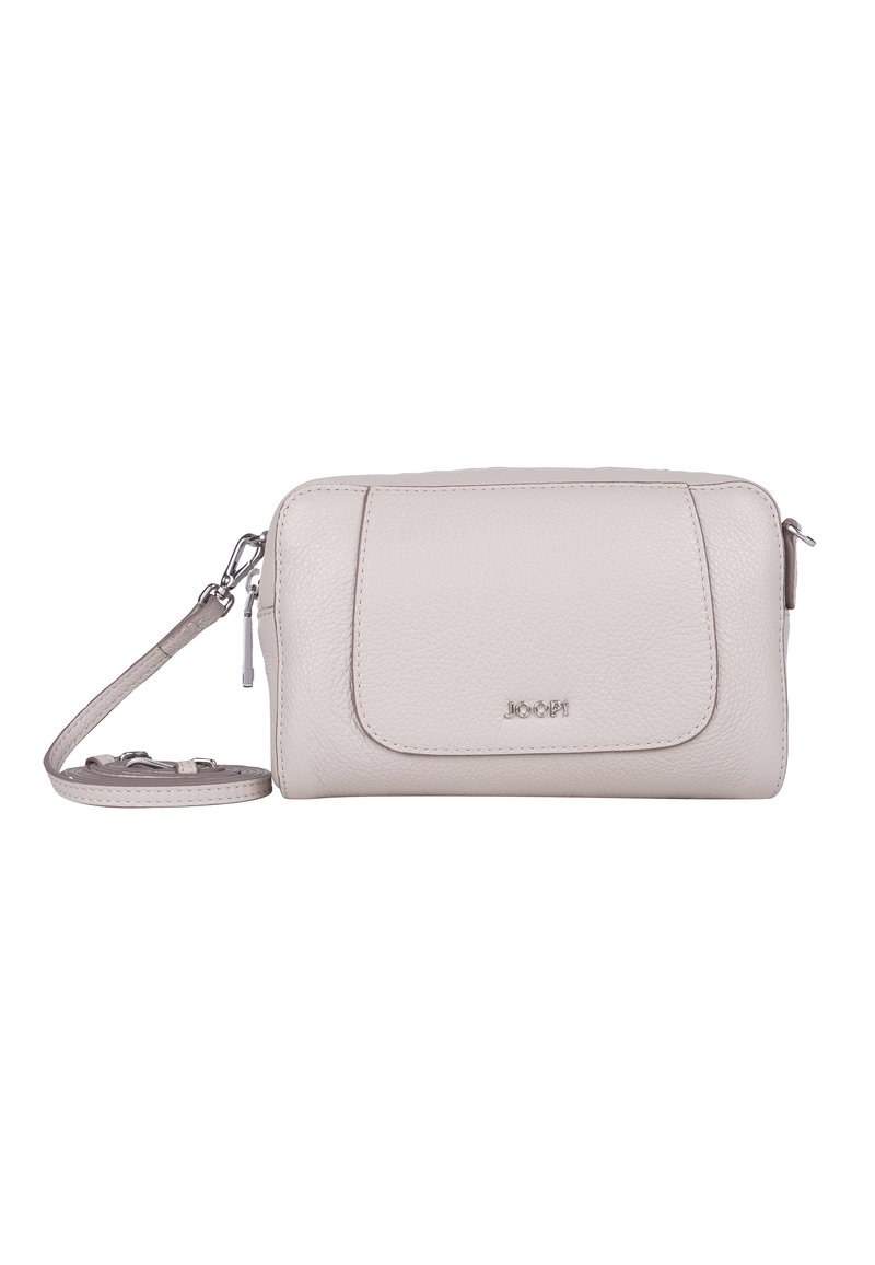 Borsa a tracolla in pelle beige chiaro con texture liscia, chiusura con zip e cinturino rimovibile. Presenta una tasca frontale con patta e dettaglio del logo.
