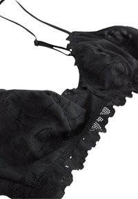 Mustat pitsi-rintaliivit, joissa on tukikaaret, kukkakuviot, aaltoilevat reunat ja säädettävät olkaimet. Pehmeä rakenne herkällä yksityiskohdalla.