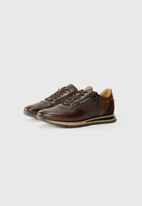 Zapatos de cuero marrón con un panel lateral de malla, que cuentan con cordones y un cierre de cremallera. Suela de goma con un diseño estratificado para mayor comodidad.