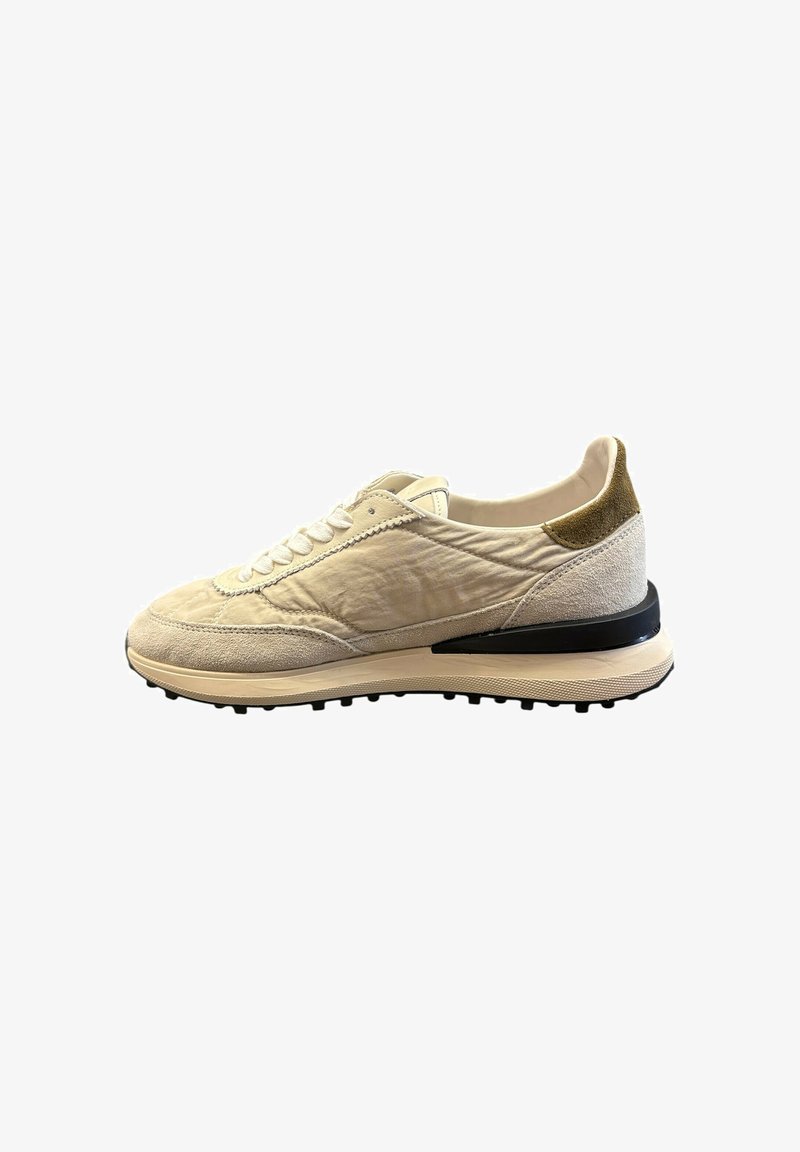 Sneaker beige con tomaia in tessuto strutturato, dettagli in camoscio, lacci tono su tono e suola in gomma nera a contrasto con piccoli tacchetti per la trazione.