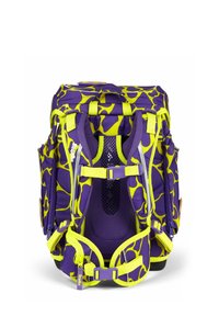 Zaino ergonomico viola e giallo a fantasia con spallacci imbottiti, fibbie regolabili per petto e vita, e tasche laterali con zip.