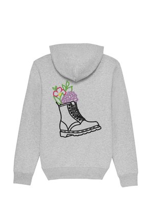 Grå hættetrøje med en sort snørestøvle grafik på ryggen, fyldt med farverige broderede blomster og grønne blade.