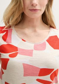 TOM TAILOR T-shirts print - red dots and shapes design