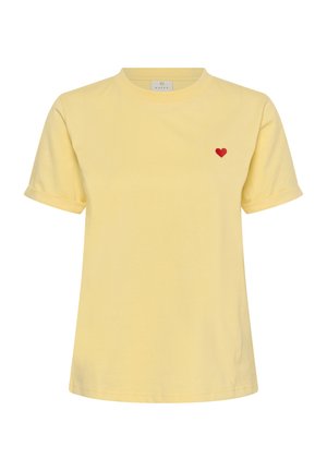 T-shirt jaune à manches courtes avec ourlets retroussés et un petit cœur rouge brodé sur la poitrine gauche.