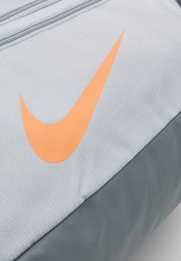 Nike Performance BRASILIA S 41L UNISEX  - Saco de desporto - smoke grey orange trance