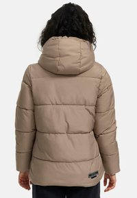Beige pufferjack met een capuchon, doorgestikt ontwerp en zichtbare naden. Heeft een klein zwart label aan de onderkant. Gladde textuur.