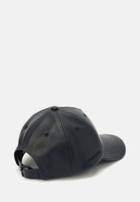 Casquette de baseball en cuir bleu marine avec une visière incurvée, une sangle ajustable, six trous de ventilation et un logo de marque en relief sur le côté.