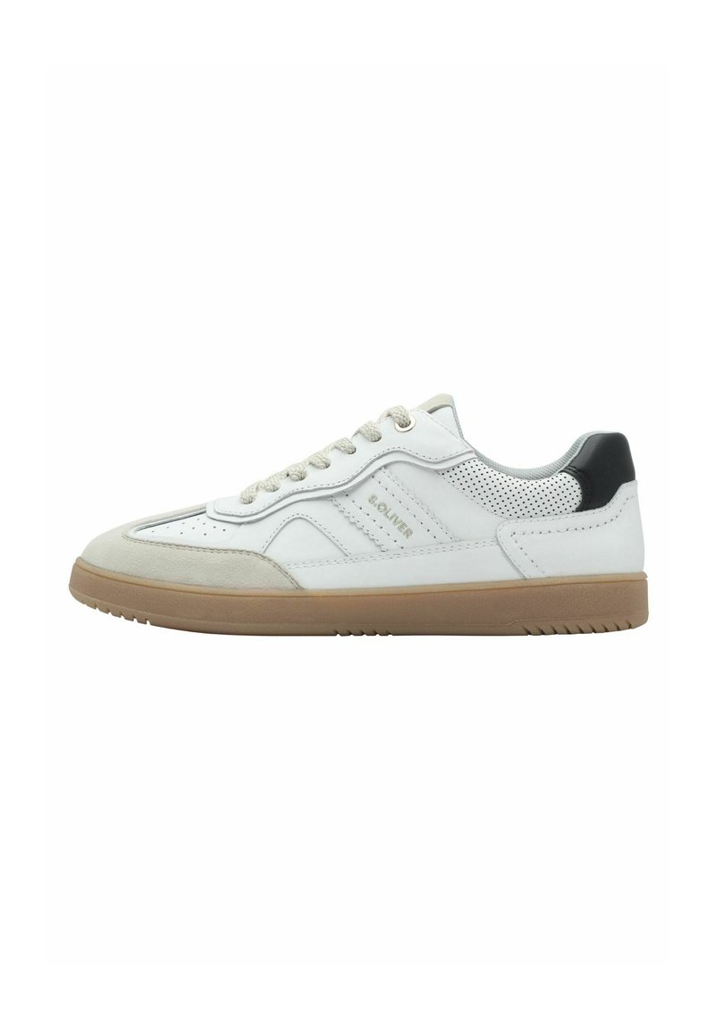 Sneaker bianche con punta in suede, pannelli laterali in rete traforata, lacci beige e un accento di tacco nero a contrasto su una suola in gomma.