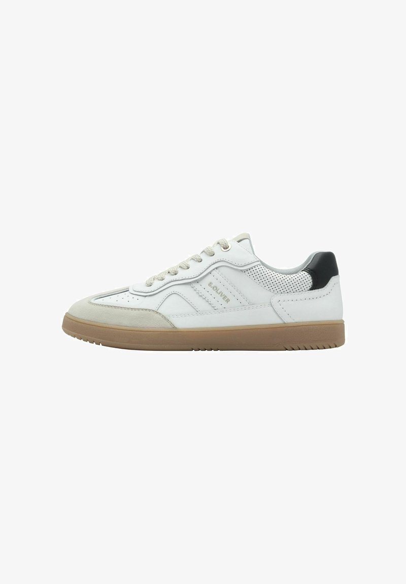 Weiße Sneakers mit einer Wildleder-Zehenkappe, perforierten Mesh-Seitenpanelen, beigen Schnürsenkeln und einem kontrastierenden schwarzen Fersenakzent auf einer Gummisohle.