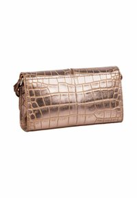 Pochette rettangolare in metallo color oro rosa con motivo a texture coccodrillo e una piccola tracolla su uno sfondo bianco.