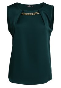 Miętowa bezrękawnikowa bluzka uszyta z gładkiego materiału, wyposażona w złoty łańcuszek przy dekolcie oraz usztywnione plisy na ramionach.